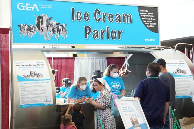 Marshall FFA members serve ice cream to Expo-goers.
